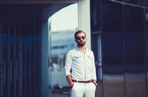 bel homme vêtu d'une chemise et d'un jean photo