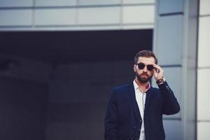 homme à lunettes de soleil. photo