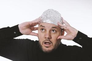 homme paranoïaque portant un chapeau en aluminium photo