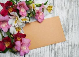 carte papier avec des fleurs d'alstroemeria photo
