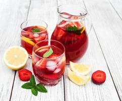 verres de limonade aux fraises photo