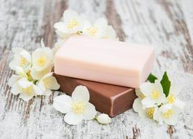 savon artisanal et fleurs de jasmin photo