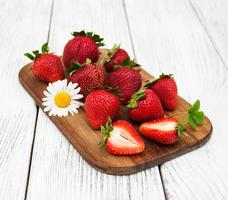 Fraises mûres sur table en bois photo