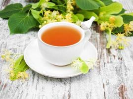 tasse de tisane aux fleurs de tilleul photo