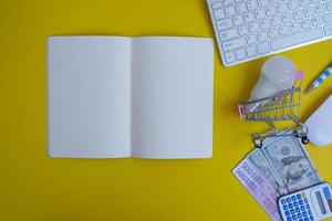 table pour un bureau. dans la vue de dessus, l'espace de copie représente la finance et la banque, tandis que le concept d'argent en arrière-plan représente la finance et la banque photo