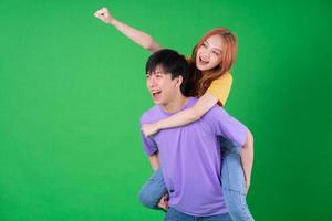 jeune couple asiatique posant sur fond vert photo