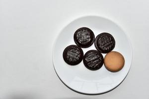 biscuits recouverts de chocolat rond délicieux sur fond blanc photo