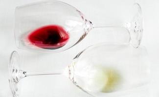 verres à vin rouge et blanc photo