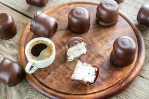 guimauves fraîches avec deux tasses de café photo