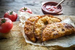 galettes de viande sur le fond en bois photo