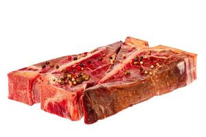 viande aux épices au poivre. deux steaks de boeuf frais crus prêts à cuire. photo