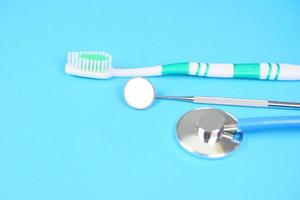 concept de soins dentaires - outils de dentiste avec prothèses dentaires instruments de dentisterie et hygiène dentaire et contrôle de l'équipement avec miroir buccal santé bucco-dentaire photo