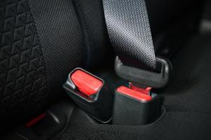 ceinture de sécurité de voiture tout en étant assis à l'intérieur de la voiture avant de conduire et de faire un voyage en toute sécurité - attache la ceinture de sécurité de la voiture photo