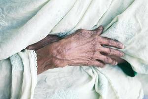 gros plan des mains d'une personne âgée photo