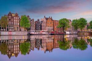skyline du centre-ville d'amsterdam. paysage urbain aux pays-bas photo