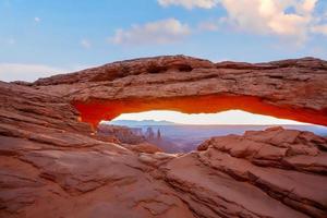 paysage naturel de mesa arch, dans le parc national de canyonlands, utah, usa photo