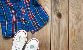 chemise à carreaux avec des baskets blanches photo