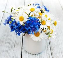 marguerites et bleuets dans un vase photo