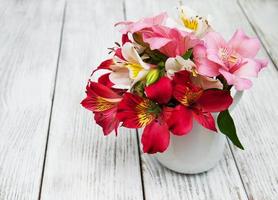 beau bouquet d'alstroemeria rose photo