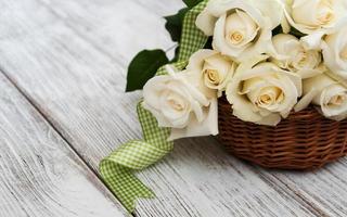 roses blanches dans un panier photo