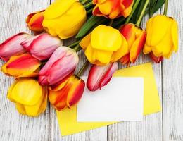 carte et fleurs de tulipes printanières