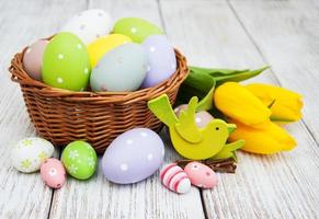 panier avec oeufs de pâques et tulipes photo