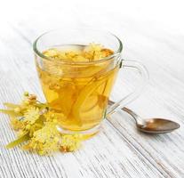 tasse de tisane aux fleurs de tilleul photo