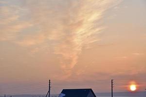 beau coucher de soleil bleu rose avec des nuages photo