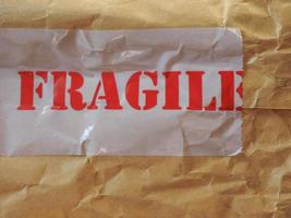 étiquette fragile sur le paquet photo