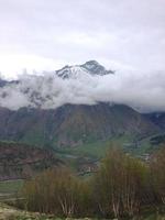 vallée dans les montagnes. brouillard dans les montagnes. paysage. voyages, nature photo