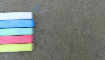 des crayons multicolores se trouvent sur l'asphalte. jeu d'été amusant. dessin d'enfants, créativité, bannière, place pour le texte, espace de copie photo