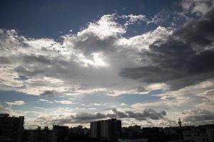 été bleu ciel nuage dégradé lumière fond blanc. beauté clair nuageux au soleil calme air d'hiver lumineux. sombre paysage cyan vif dans l'environnement jour horizon vue d'horizon vent de printemps photo