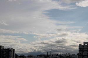 été bleu ciel nuage dégradé lumière fond blanc. beauté clair nuageux au soleil calme air d'hiver lumineux. sombre paysage cyan vif dans l'environnement jour horizon vue d'horizon vent de printemps photo