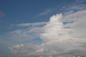 été bleu ciel nuage dégradé lumière fond blanc. beauté clair nuageux au soleil calme air d'hiver lumineux. sombre paysage cyan vif dans l'environnement jour horizon vue d'horizon vent de printemps photo