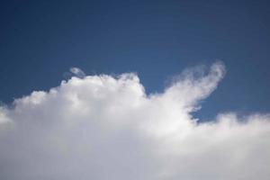 nuages d'air dans le ciel bleu. photo