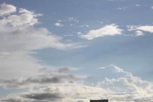 été bleu ciel nuage dégradé lumière fond blanc. beauté clair nuageux au soleil calme air d'hiver lumineux. sombre paysage cyan vif dans l'environnement jour horizon vue d'horizon vent de printemps photo