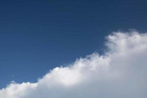 été bleu ciel nuage dégradé lumière fond blanc. beauté clair nuageux au soleil calme air d'hiver lumineux. sombre paysage cyan vif dans l'environnement jour horizon vue d'horizon vent de printemps photo