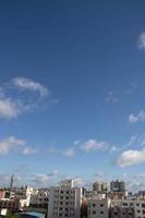 été bleu ciel nuage dégradé lumière fond blanc. beauté clair nuageux au soleil calme air d'hiver lumineux. sombre paysage cyan vif dans l'environnement jour horizon vue d'horizon vent de printemps photo