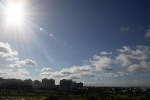 nuages d'air dans le ciel bleu photo