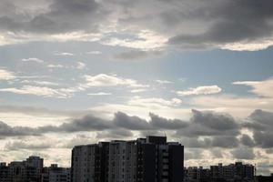 été bleu ciel nuage dégradé lumière fond blanc. beauté clair nuageux au soleil calme air d'hiver lumineux. sombre paysage cyan vif dans l'environnement jour horizon vue d'horizon vent de printemps photo