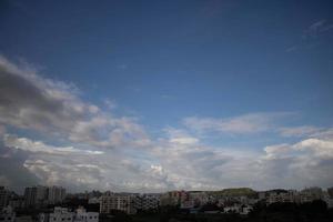 été bleu ciel nuage dégradé lumière fond blanc. beauté clair nuageux au soleil calme air d'hiver lumineux. sombre paysage cyan vif dans l'environnement jour horizon vue d'horizon vent de printemps photo