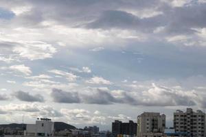 été bleu ciel nuage dégradé lumière fond blanc. beauté clair nuageux au soleil calme air d'hiver lumineux. sombre paysage cyan vif dans l'environnement jour horizon vue d'horizon vent de printemps photo