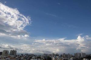 été bleu ciel nuage dégradé lumière fond blanc. beauté clair nuageux au soleil calme air d'hiver lumineux. sombre paysage cyan vif dans l'environnement jour horizon vue d'horizon vent de printemps photo