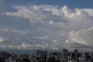 été bleu ciel nuage dégradé lumière fond blanc. beauté clair nuageux au soleil calme air d'hiver lumineux. sombre paysage cyan vif dans l'environnement jour horizon vue d'horizon vent de printemps photo