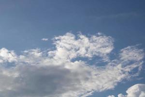 nuages d'air dans le ciel bleu photo