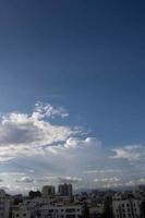 nuages d'air dans le ciel bleu photo