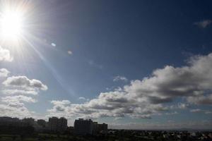 nuages d'air dans le ciel bleu photo