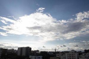 nuages d'air dans le ciel bleu photo