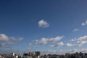 nuages d'air dans le ciel bleu photo