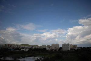 été bleu ciel nuage dégradé lumière fond blanc. beauté clair nuageux au soleil calme air d'hiver lumineux. sombre paysage cyan vif dans l'environnement jour horizon vue d'horizon vent de printemps photo